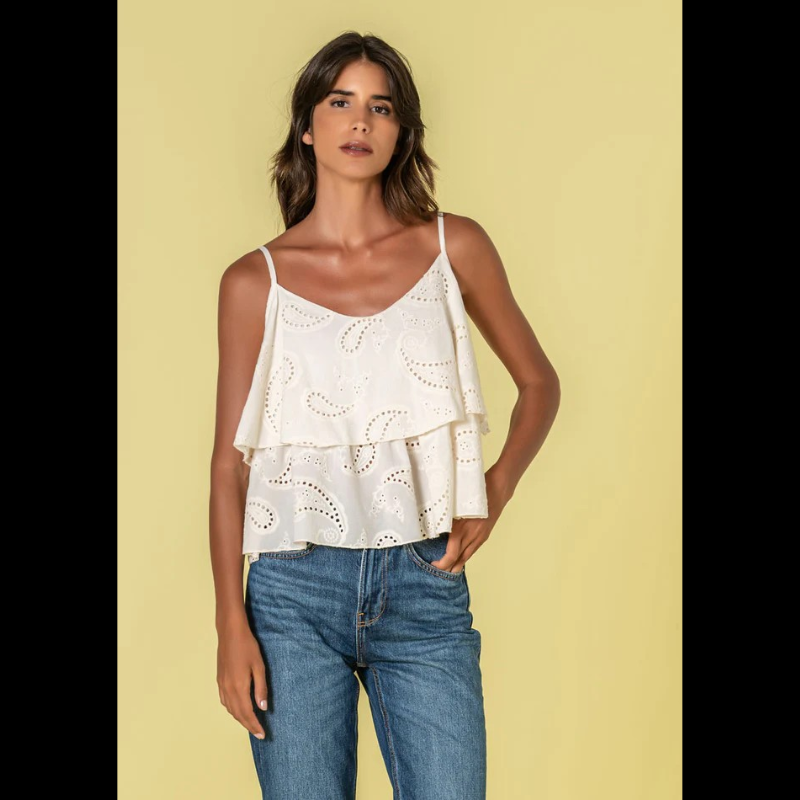 Top delicado em crú com bordado inglês refinado. Alças finas e ajustáveis proporcionam conforto e versatilidade no ajuste. Decote em V elegante que realça a silhueta. Peça versátil perfeita para looks casuais ou mais sofisticados, combinando com facilidade no seu guarda-roupa.