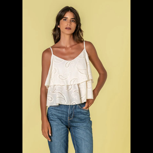 Top delicado em crú com bordado inglês refinado. Alças finas e ajustáveis proporcionam conforto e versatilidade no ajuste. Decote em V elegante que realça a silhueta. Peça versátil perfeita para looks casuais ou mais sofisticados, combinando com facilidade no seu guarda-roupa.