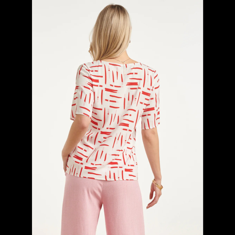 Blusa branca de manga curta com decote em V elegante e moderno. Apresenta um estampado gráfico exclusivo com riscas dinâmicas em vermelho e rosa que trazem movimento e personalidade ao design. Perfeita para criar looks casuais e descontraídos, combina facilmente com calças ou saias do seu guarda-roupa. Ideal para o dia a dia com um toque de estilo contemporâneo.