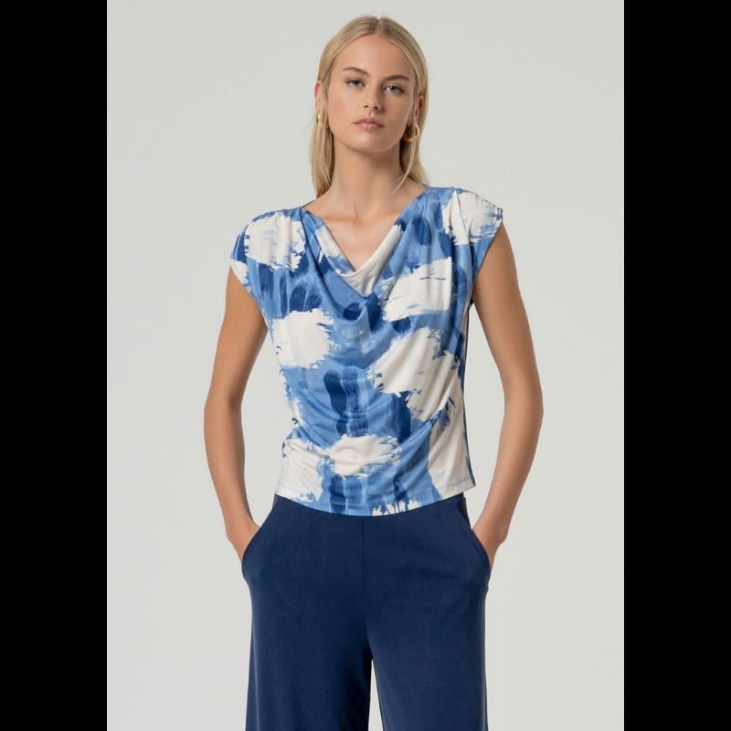 Descubra a elegância desta blusa sem mangas com decote drapeado sofisticado na frente e ombros delicadamente caídos. O corte reto oferece um ajuste perfeito ao corpo, realçando a sua silhueta de forma natural. Apresenta uma estampagem vibrante em tons de azul e branco que traz movimento e personalidade ao visual. A sua confeção combina sustentabilidade com conforto e flexibilidade para o seu dia a dia.