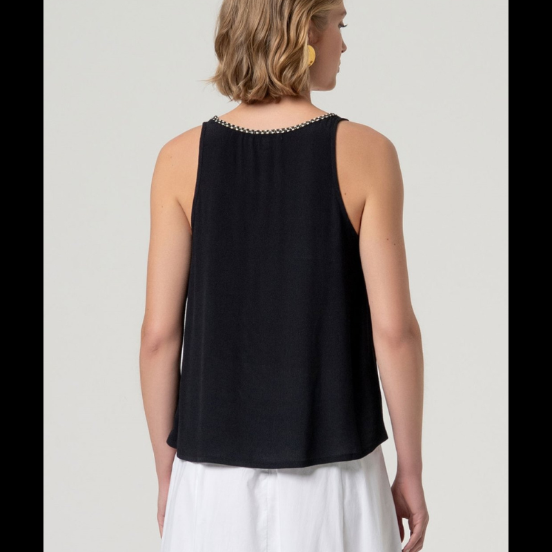Top de alças em viscose ecovero, perfeito para dias quentes e descontraídos. Decote arredondado com detalhe elegante em preto e dourado que adiciona sofisticação ao visual. Corte solto e suave que oferece conforto máximo, com costas lisas e sem fechamento. Peça versátil que combina com facilidade em looks casuais ou mais refinados.