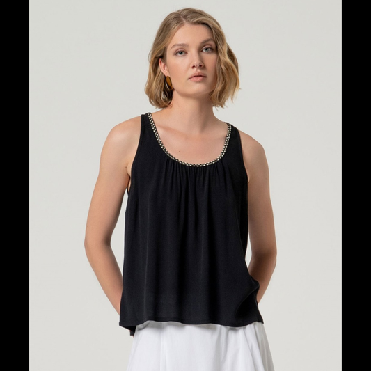Top de alças em viscose ecovero, perfeito para dias quentes e descontraídos. Decote arredondado com detalhe elegante em preto e dourado que adiciona sofisticação ao visual. Corte solto e suave que oferece conforto máximo, com costas lisas e sem fechamento. Peça versátil que combina com facilidade em looks casuais ou mais refinados.