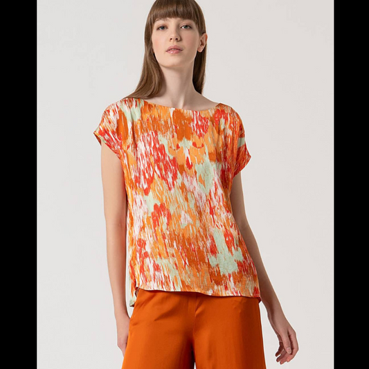 Top com decote em barco em sem mangas. Termina com pequenas rachas nas laterias.
Composição: 55%Viscose + 45%Rayon
Nota: O tamanho XS mede 52cm cava a cava.