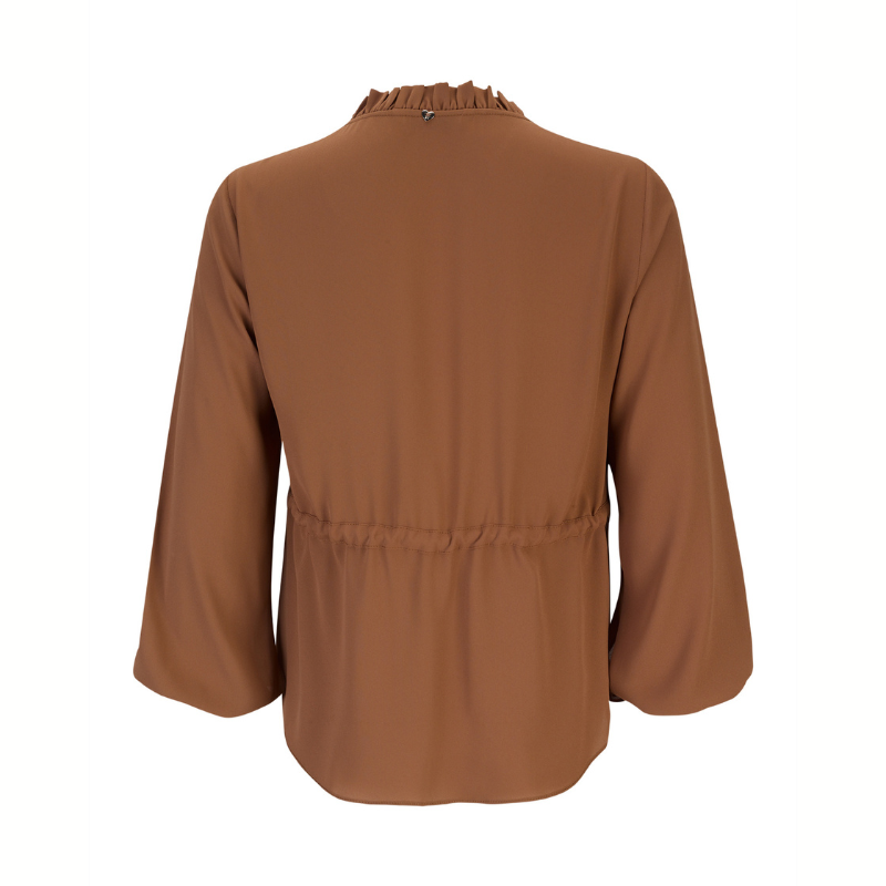 Túnica em castanho chocolate com decote em V, enquadrado por um colarinho mandarim com um suave detalhe de folhos. Esta peça feminina e refinada valoriza o rosto e confere elegância ao visual. A fileira frontal de botões em formato de coração acrescenta um toque distintivo e delicado, tornando a peça verdadeiramente única. O cinto franzido ajustável na cintura permite definir a silhueta conforme deseja.