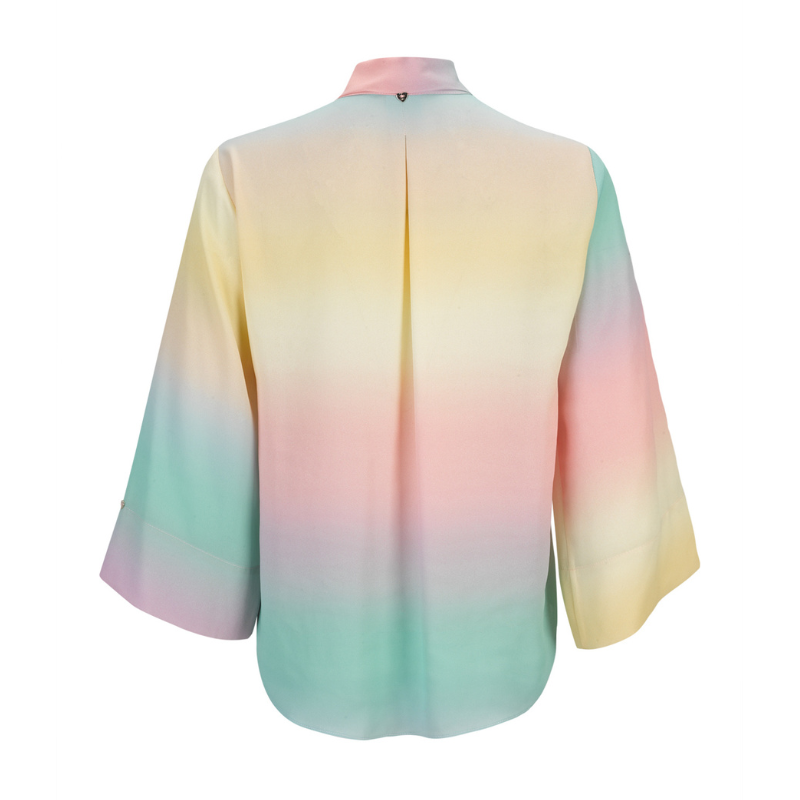 Túnica de decote em V com fita ajustável que oferece versatilidade de uso — mais solta para um visual descontraído ou ligeiramente ajustada para um efeito polido. As mangas compridas reforçam a adaptabilidade a diferentes estações e contextos. Túnica com estampado suave em tons pastel (rosa, amarelo, verde e azul) que cria um efeito etéreo e luminoso e transmite leveza e serenidade. Versátil para ambientes profissionais com calças de alfaiataria ou saias neutras, adapta-se também a coordenados descontraídos