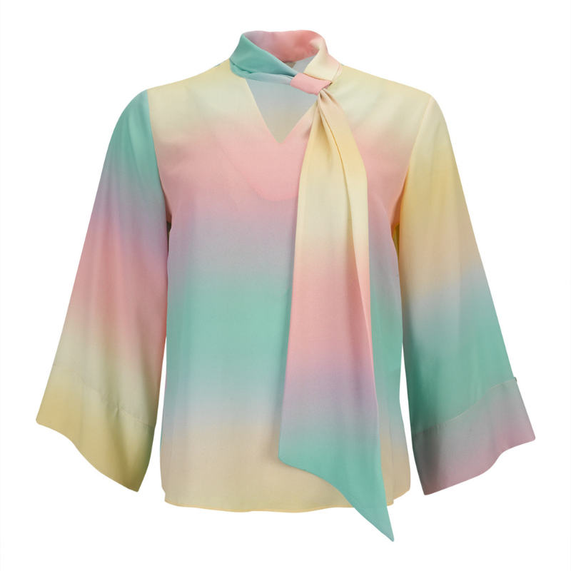 Túnica de decote em V com fita ajustável que oferece versatilidade de uso — mais solta para um visual descontraído ou ligeiramente ajustada para um efeito polido. As mangas compridas reforçam a adaptabilidade a diferentes estações e contextos. Túnica com estampado suave em tons pastel (rosa, amarelo, verde e azul) que cria um efeito etéreo e luminoso e transmite leveza e serenidade. Versátil para ambientes profissionais com calças de alfaiataria ou saias neutras, adapta-se também a coordenados descontraídos