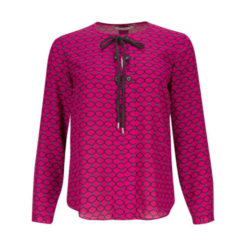 Túnica estampada com ilhós no peito e atilho. Manga comprida com botão no punho.
Composição: 100% Poliéster
Nota: Tamanho M mede 54cm cava a cava.