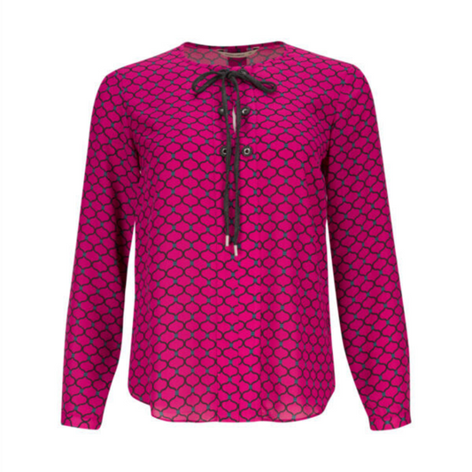 Túnica estampada com ilhós no peito e atilho. Manga comprida com botão no punho.
Composição: 100% Poliéster
Nota: Tamanho M mede 54cm cava a cava.