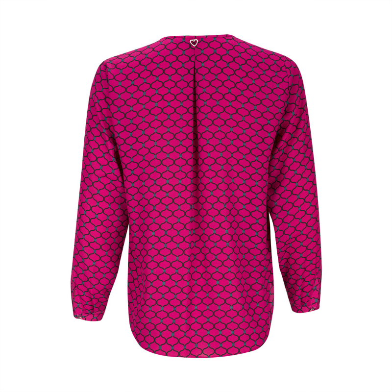 Túnica estampada com ilhós no peito e atilho. Manga comprida com botão no punho.
Composição: 100% Poliéster
Nota: Tamanho M mede 54cm cava a cava.