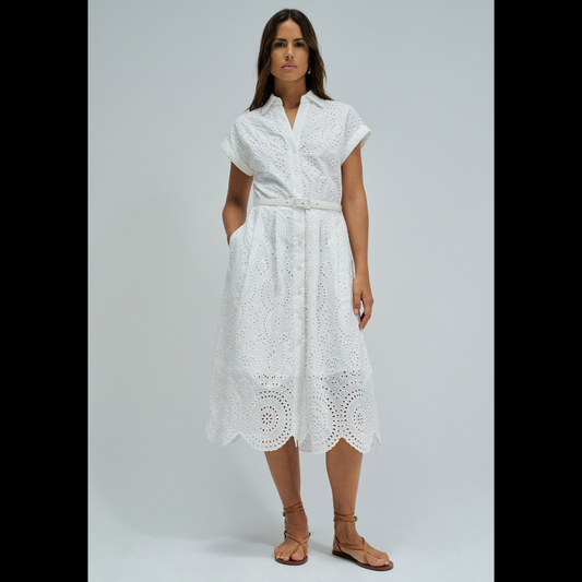 Vestido camiseiro em bordado inglês branco, perfeito para um look elegante e sofisticado. Apresenta manga curta, abertura frontal com botões e comprimento midi que favorece qualquer silhueta. Equipado com cinto removível para ajustar o caimento conforme deseja, bolsos funcionais e forro interior para maior conforto. Uma peça versátil que combina com facilidade no seu guarda-roupa do dia a dia.