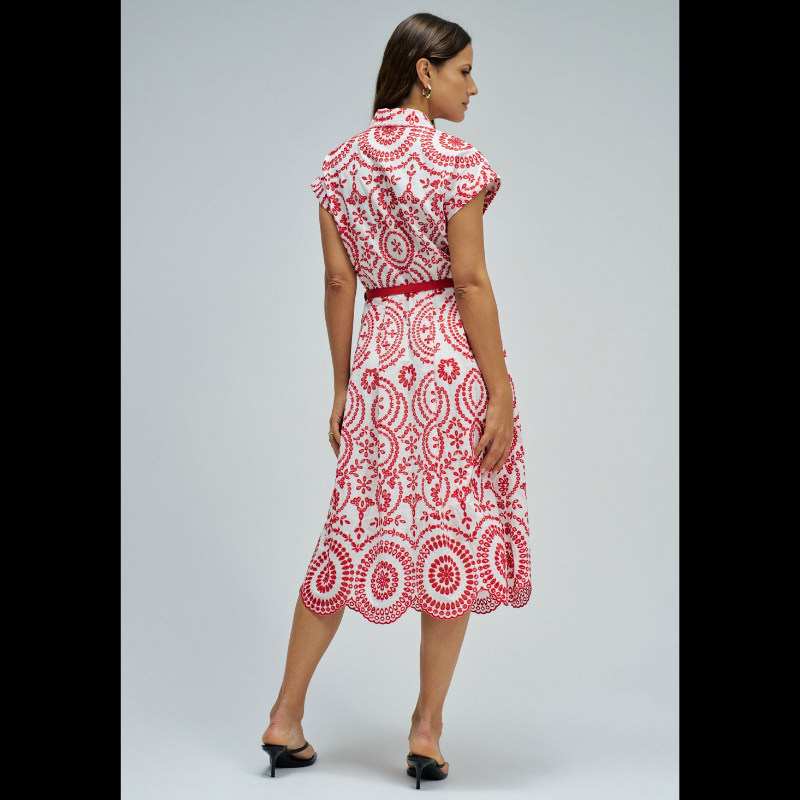 Vestido camiseiro em bordado inglês vermelho, perfeito para um look elegante e sofisticado. Apresenta manga curta, abertura frontal com botões e comprimento midi que favorece qualquer silhueta. Equipado com cinto removível para ajustar o caimento conforme deseja, bolsos funcionais e forro interior para maior conforto. O padrão floral vermelho ilumina o look e reforça a sua expressão mais feminina, com um toque marcante Uma peça versátil que combina com facilidade no seu guarda-roupa do dia a dia.