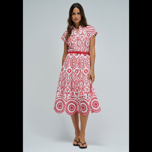 Vestido camiseiro em bordado inglês vermelho, perfeito para um look elegante e sofisticado. Apresenta manga curta, abertura frontal com botões e comprimento midi que favorece qualquer silhueta. Equipado com cinto removível para ajustar o caimento conforme deseja, bolsos funcionais e forro interior para maior conforto. O padrão floral vermelho ilumina o look e reforça a sua expressão mais feminina, com um toque marcante Uma peça versátil que combina com facilidade no seu guarda-roupa do dia a dia.