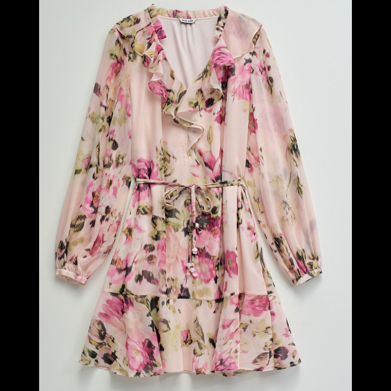 Vestido em tons rosa com padrão floral que combina elegância e movimento. O decote em V é realçado por folhos delicados, enquanto as mangas compridas apresentam punhos abotoados para um acabamento refinado. Destaca-se o cinto com pendentes nas extremidades, que adiciona dinamismo à silhueta. O folho na bainha confere volume e feminilidade. Vestido totalmente forrado para conforto e durabilidade. Uma peça versátil que transita com facilidade entre ocasiões casuais e mais sofisticadas.