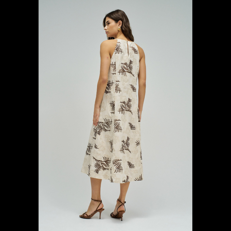 Vestido midi elegante em tons bege e castanho, perfeito para ocasiões especiais. Destaca-se pelos delicados bordados e missangas que adornam o tecido, criando um efeito sofisticado e refinado. Apresenta manga cava que oferece conforto e liberdade de movimento, com decote redondo clássico e feminino. Os bolsos funcionais adicionam praticidade ao design. A abertura nas costas com botão é um detalhe que confere sensualidade e movimento à peça. Ideal para eventos, jantares ou encontros especiais onde deseja des
