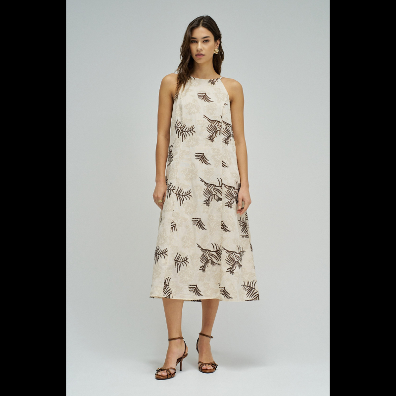 Vestido midi elegante em tons bege e castanho, perfeito para ocasiões especiais. Destaca-se pelos delicados bordados e missangas que adornam o tecido, criando um efeito sofisticado e refinado. Apresenta manga cava que oferece conforto e liberdade de movimento, com decote redondo clássico e feminino. Os bolsos funcionais adicionam praticidade ao design. A abertura nas costas com botão é um detalhe que confere sensualidade e movimento à peça. Ideal para eventos, jantares ou encontros especiais onde deseja des