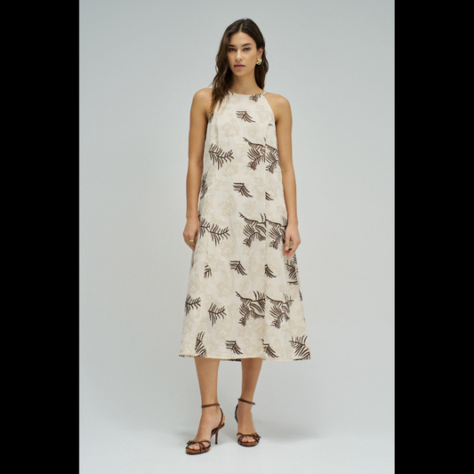 Vestido midi elegante em tons bege e castanho, perfeito para ocasiões especiais. Destaca-se pelos delicados bordados e missangas que adornam o tecido, criando um efeito sofisticado e refinado. Apresenta manga cava que oferece conforto e liberdade de movimento, com decote redondo clássico e feminino. Os bolsos funcionais adicionam praticidade ao design. A abertura nas costas com botão é um detalhe que confere sensualidade e movimento à peça. Ideal para eventos, jantares ou encontros especiais onde deseja des