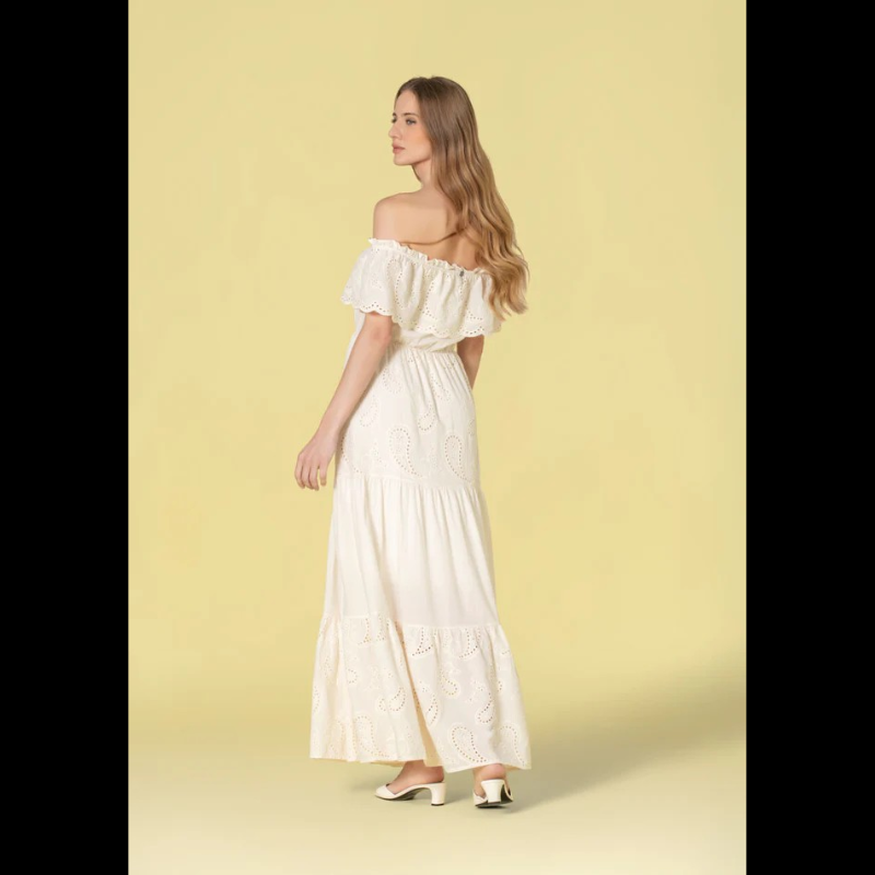 Vestido comprido em bordado inglês com elegância discreta. Decote à barco em elástico com folho delicado que enquadra o rosto. Cintura marcada com elástico confortável que adapta-se ao seu corpo. Totalmente forrado para maior conforto e durabilidade. Peça versátil que combina sofisticação clássica com praticidade do dia a dia.