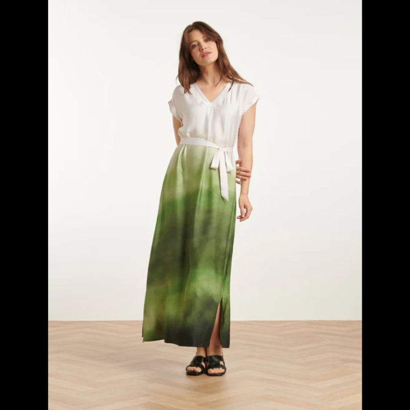 Vestido comprido com decote em V e de manga curta com pequenas dobras. Vestido com Estampado Ombré único, que vai do verde vivo ao verde escuro profundo e desvanece subtilmente num tom branco. Termina com rachas nas laterais. A sua composição em 100% de cetim de rayon proporciona-lhe uma sensação luxuosa e sedosa.
Composição: 100% cetim de rayon