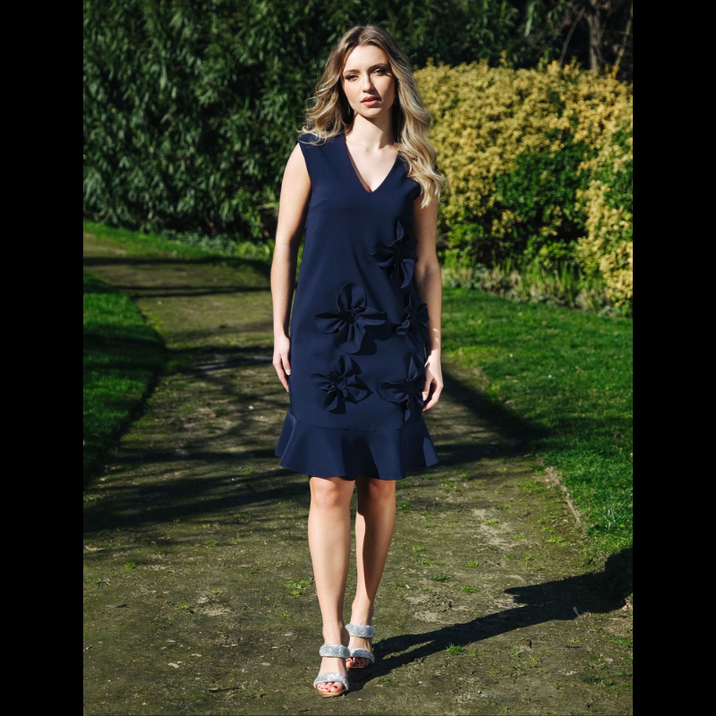 Vestido azul marinho com flores 3D e folho na bainho. Vestido forrado com um corte fluido de decote em V e de cavas. Fecha atrás com um botão.
Composição: 88%Poliéster + 12%Elastano
Forro: 100%Viscose
Nota: Tamanho M mede 48cm cava a cava
