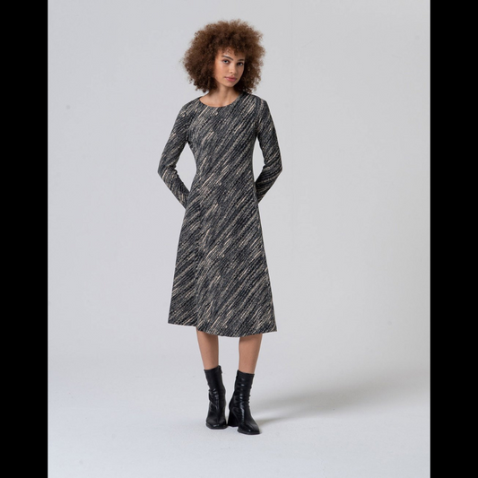 Vestido midi de malha fina com padrão preto e bege. Vestido cintado com decote canoa e de mangas compridas.
Composição: 50%Poliéster Reciclado + 45%Poliéster + 5%Elastano