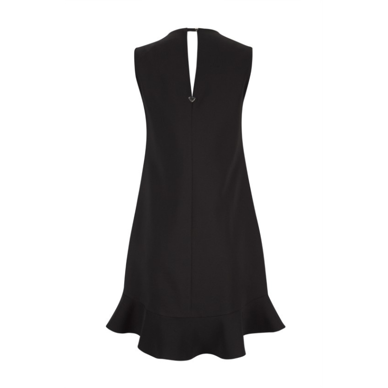 Vestido preto com flores 3D e folho na bainho. Vestido forrado com um corte fluido de decote em V e de cavas. Fecha atrás com um botão.
Composição: 88%Poliéster + 12%Elastano
Forro: 100%Viscose
Nota: Tamanho L mede 50cm cava a cava