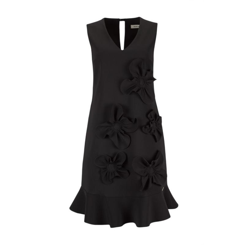 Vestido preto com flores 3D e folho na bainho. Vestido forrado com um corte fluido de decote em V e de cavas. Fecha atrás com um botão.
Composição: 88%Poliéster + 12%Elastano
Forro: 100%Viscose
Nota: Tamanho L mede 50cm cava a cava