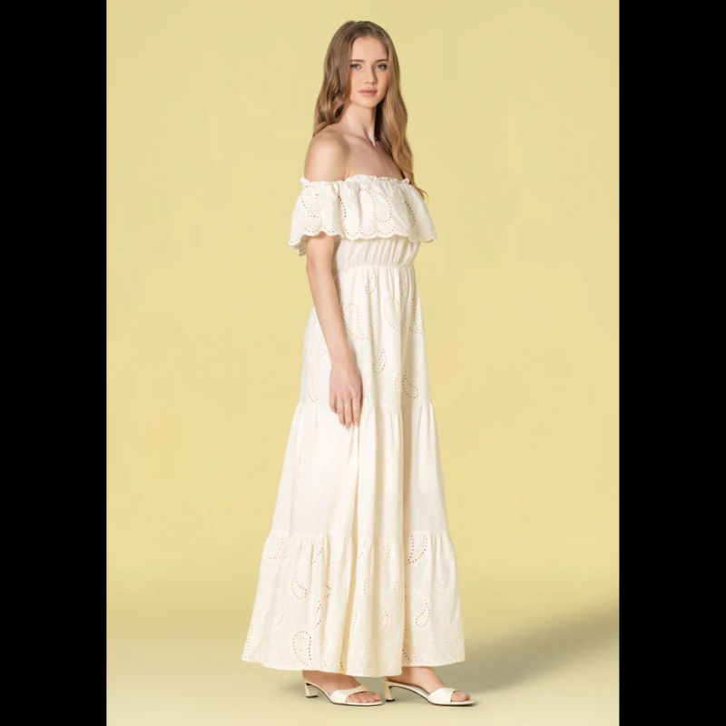 Vestido comprido em bordado inglês com elegância discreta. Decote à barco em elástico com folho delicado que enquadra o rosto. Cintura marcada com elástico confortável que adapta-se ao seu corpo. Totalmente forrado para maior conforto e durabilidade. Peça versátil que combina sofisticação clássica com praticidade do dia a dia.