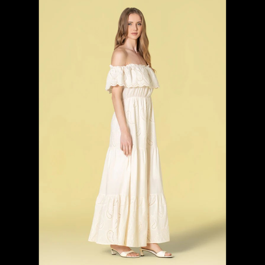 Vestido comprido em bordado inglês com elegância discreta. Decote à barco em elástico com folho delicado que enquadra o rosto. Cintura marcada com elástico confortável que adapta-se ao seu corpo. Totalmente forrado para maior conforto e durabilidade. Peça versátil que combina sofisticação clássica com praticidade do dia a dia.