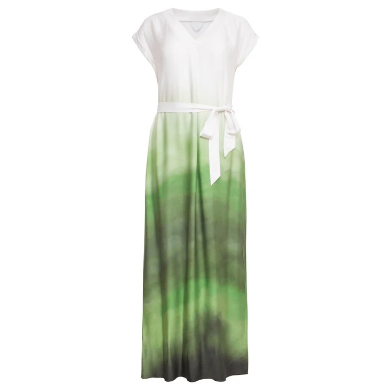 Vestido comprido com decote em V e de manga curta com pequenas dobras. Vestido com Estampado Ombré único, que vai do verde vivo ao verde escuro profundo e desvanece subtilmente num tom branco. Termina com rachas nas laterais. A sua composição em 100% de cetim de rayon proporciona-lhe uma sensação luxuosa e sedosa.
Composição: 100% cetim de rayon