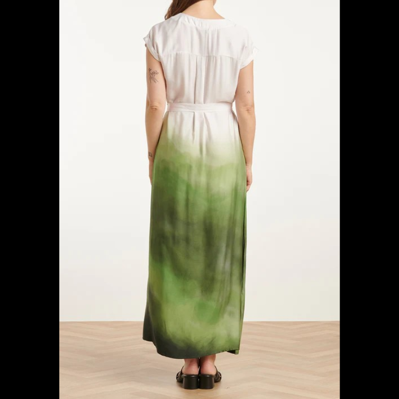 Vestido comprido com decote em V e de manga curta com pequenas dobras. Vestido com Estampado Ombré único, que vai do verde vivo ao verde escuro profundo e desvanece subtilmente num tom branco. Termina com rachas nas laterais. A sua composição em 100% de cetim de rayon proporciona-lhe uma sensação luxuosa e sedosa.
Composição: 100% cetim de rayon