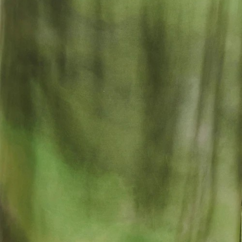 Vestido comprido com decote em V e de manga curta com pequenas dobras. Vestido com Estampado Ombré único, que vai do verde vivo ao verde escuro profundo e desvanece subtilmente num tom branco. Termina com rachas nas laterais. A sua composição em 100% de cetim de rayon proporciona-lhe uma sensação luxuosa e sedosa.
Composição: 100% cetim de rayon