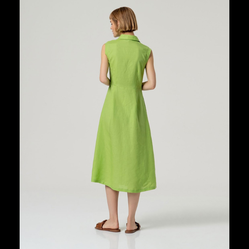 Vestido camiseiro verde sem mangas em linho e viscose, combinando conforto e elegância. O corte ajustado na cintura realça a silhueta, enquanto a saia em corte envolvente oferece movimento e fluidez. Perfeito para dias quentes, transita facilmente do casual ao sofisticado. Tecido respirável que acompanha o corpo com naturalidade.