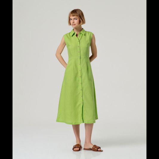 Vestido camiseiro verde sem mangas em linho e viscose, combinando conforto e elegância. O corte ajustado na cintura realça a silhueta, enquanto a saia em corte envolvente oferece movimento e fluidez. Perfeito para dias quentes, transita facilmente do casual ao sofisticado. Tecido respirável que acompanha o corpo com naturalidade.