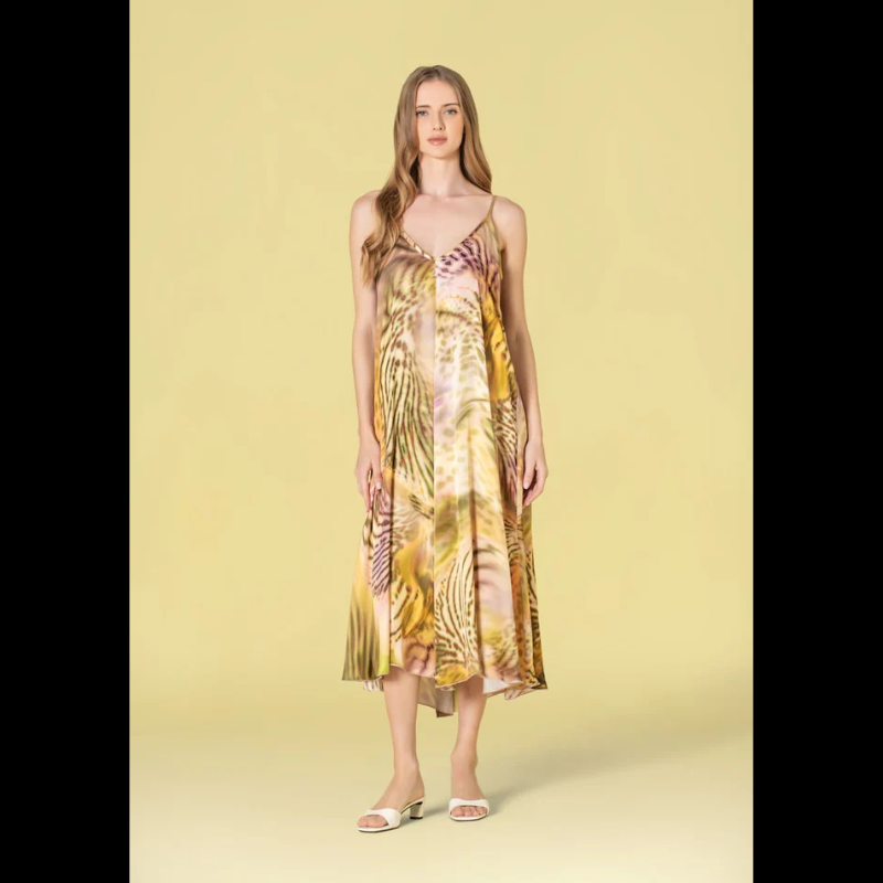Vestido comprido solto em tecido fluido com estampado tropical vibrante. Decote em V com alças finas ajustáveis. Perfeito para dias quentes, oferece conforto e movimento graças à viscose respirável. Um toque de cor e leveza para o seu guarda-roupa de verão.