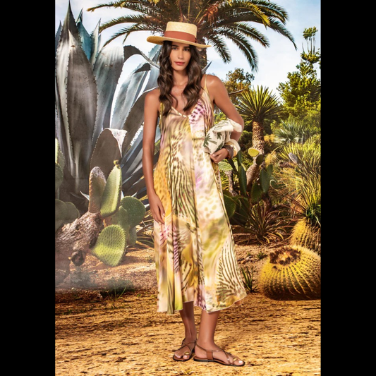 Vestido comprido solto em tecido fluido com estampado tropical vibrante. Decote em V com alças finas ajustáveis. Perfeito para dias quentes, oferece conforto e movimento graças à viscose respirável. Um toque de cor e leveza para o seu guarda-roupa de verão.