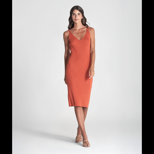 Vestido canelado de alças com decote em V e com mangas amovíveis a prender na frente com corrente dourada.
Composição: 67%Liocel + 33%Algodão