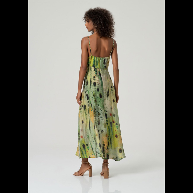 Vestido comprido em viscose e poliamida que combina elegância e conforto. Decote em V com alças finas ajustáveis e fecho invisível nas costas para um acabamento impecável. O corte estruturado no peito contrasta com a saia fluida forrada, enquanto a abertura lateral frontal adiciona movimento e modernidade. O padrão abstrato em tons verdes traz sofisticação a este design versátil, perfeito para ocasiões especiais ou uso do dia a dia elevado.