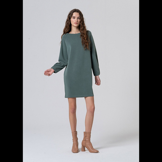 Vestido curto solto de manga raglã em azul aço.
Composição: 48%Modal + 48%Poliéster + 4%Elastano