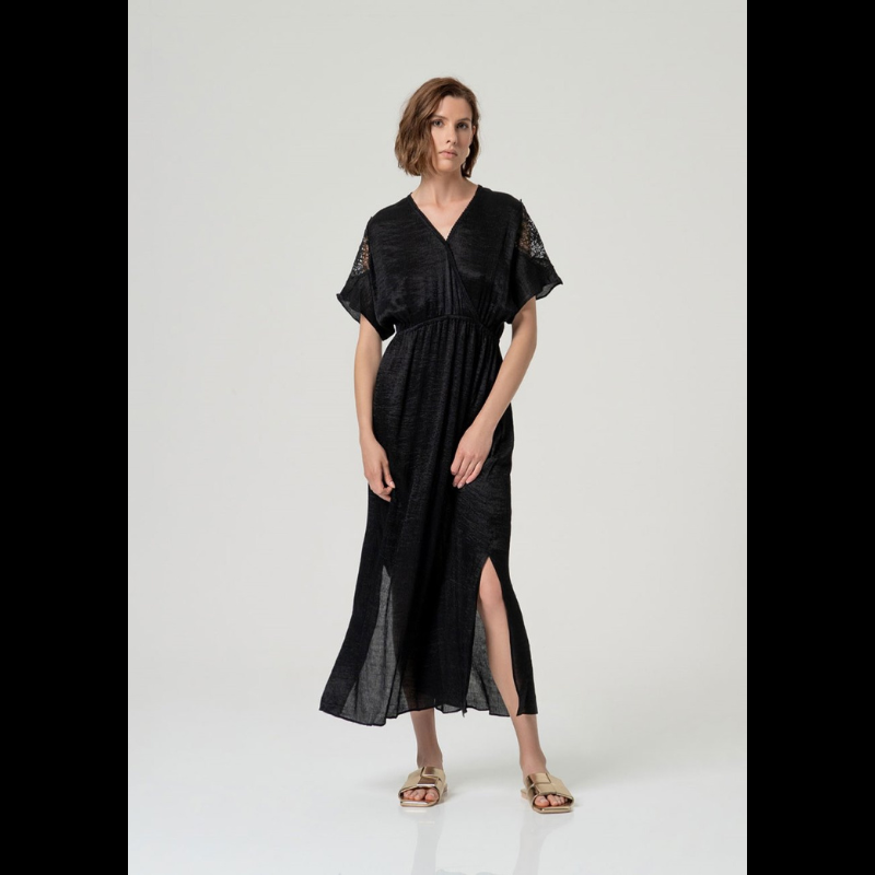 Descubra elegância e conforto com este vestido longo SURKANA em preto brilhante. O decote em V cruzado com mola invisível cria uma silhueta sofisticada, enquanto as mangas curtas soltas com detalhes de renda adicionam um toque feminino. O ajuste elástico entre a cintura e o peito proporciona um caimento solto e fluido, complementado pelas aberturas laterais que garantem liberdade de movimento. Perfeito para ocasiões especiais ou para um look noturno elegante.