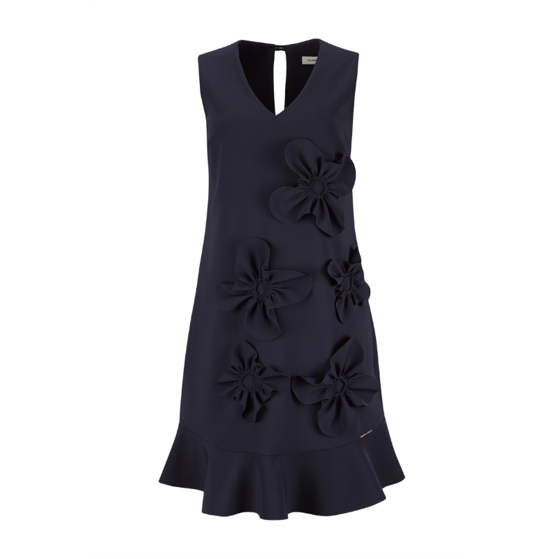 Vestido azul marinho com flores 3D e folho na bainho. Vestido forrado com um corte fluido de decote em V e de cavas. Fecha atrás com um botão.
Composição: 88%Poliéster + 12%Elastano
Forro: 100%Viscose
Nota: Tamanho M mede 48cm cava a cava