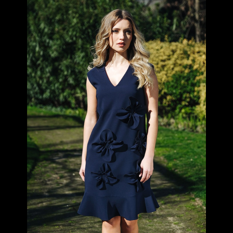 Vestido azul marinho com flores 3D e folho na bainho. Vestido forrado com um corte fluido de decote em V e de cavas. Fecha atrás com um botão.
Composição: 88%Poliéster + 12%Elastano
Forro: 100%Viscose
Nota: Tamanho M mede 48cm cava a cava