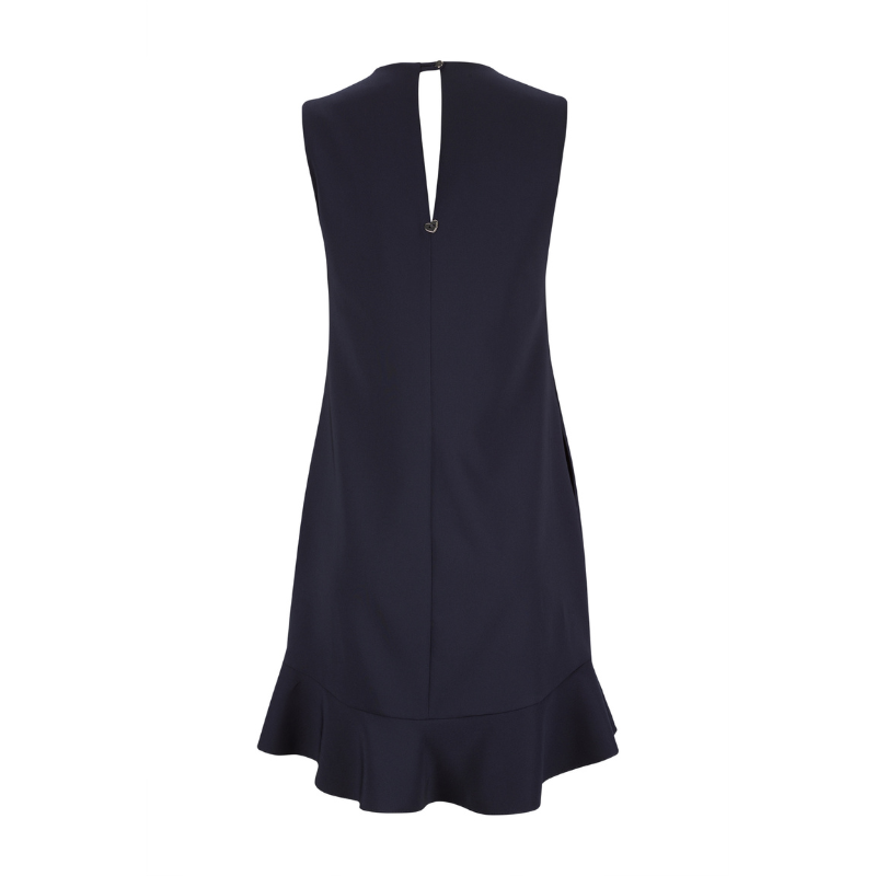 Vestido azul marinho com flores 3D e folho na bainho. Vestido forrado com um corte fluido de decote em V e de cavas. Fecha atrás com um botão.
Composição: 88%Poliéster + 12%Elastano
Forro: 100%Viscose
Nota: Tamanho M mede 48cm cava a cava