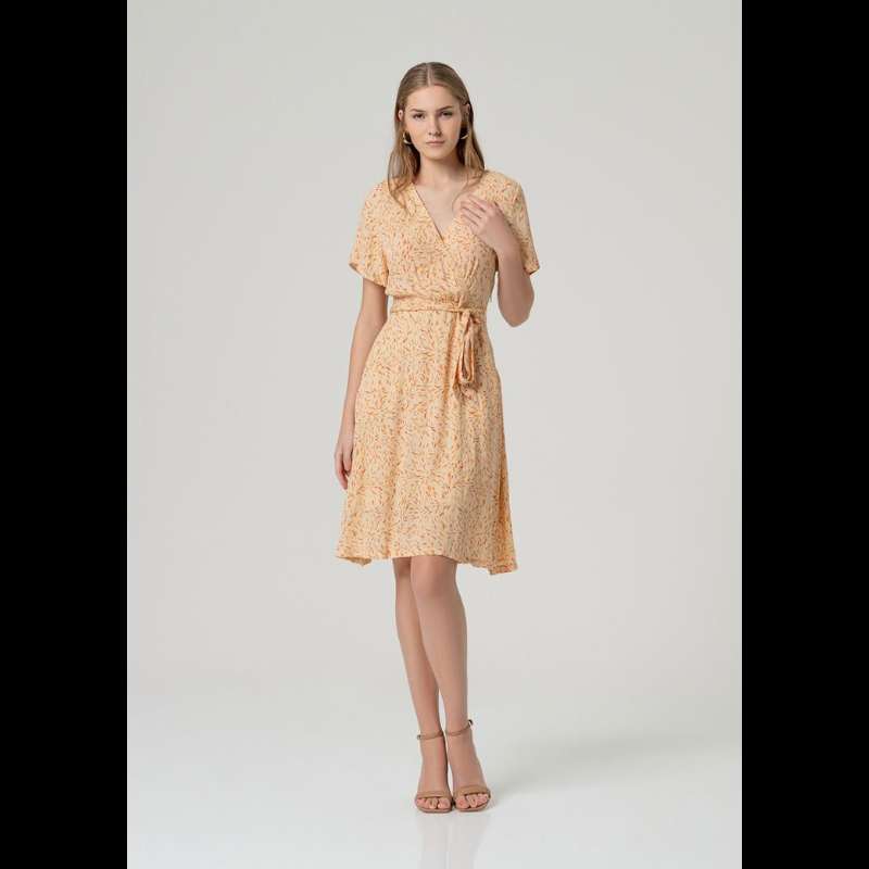 Descubra elegância e conforto neste vestido midi SURKANA de manga curta solta em tom areia com padrão vibrante em laranja, vermelho e castanho. O decote em V realça a silhueta, enquanto o fecho em traspasse com mola invisível assegura um ajuste perfeito. O forro na saia proporciona movimento fluido e conforto durante todo o dia. Vem acompanhado por cinto coordenado para um visual completo.