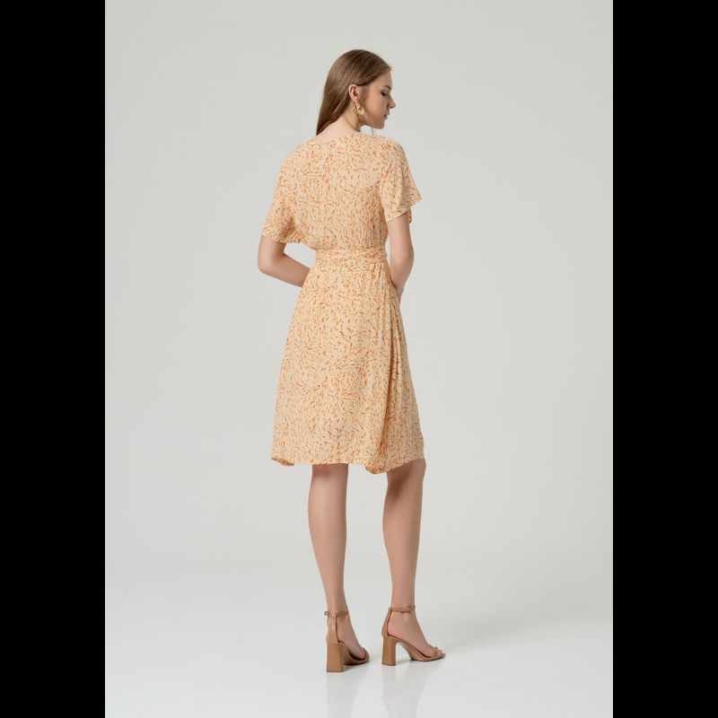 Descubra elegância e conforto neste vestido midi SURKANA de manga curta solta em tom areia com padrão vibrante em laranja, vermelho e castanho. O decote em V realça a silhueta, enquanto o fecho em traspasse com mola invisível assegura um ajuste perfeito. O forro na saia proporciona movimento fluido e conforto durante todo o dia. Vem acompanhado por cinto coordenado para um visual completo.