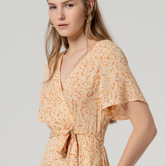 Descubra elegância e conforto neste vestido midi SURKANA de manga curta solta em tom areia com padrão vibrante em laranja, vermelho e castanho. O decote em V realça a silhueta, enquanto o fecho em traspasse com mola invisível assegura um ajuste perfeito. O forro na saia proporciona movimento fluido e conforto durante todo o dia. Vem acompanhado por cinto coordenado para um visual completo.