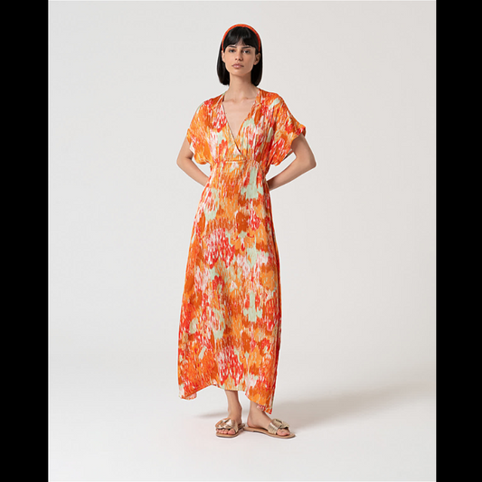 Vestido midi com mangas kimono. Vestido com decote em V a fechar na frente em trespasse com mola invisível. Vestido com corte na cintura e elástico na parte de trás. Termina com 2 rachas nas laterias.
Composição: 55%Viscose + 45%Rayon