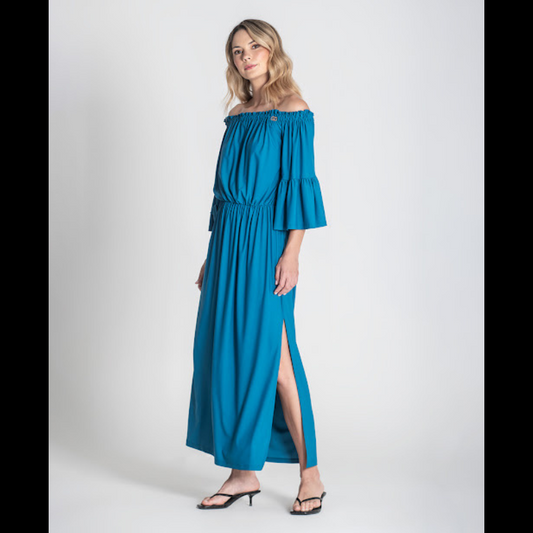 Vestido com elástico no decote. Vestido comprido com aberturas nas laterias e elástico na cintura. Mangas 3/4 a terminar com folho.
Composição: 87%Poliamida + 13%Elastano