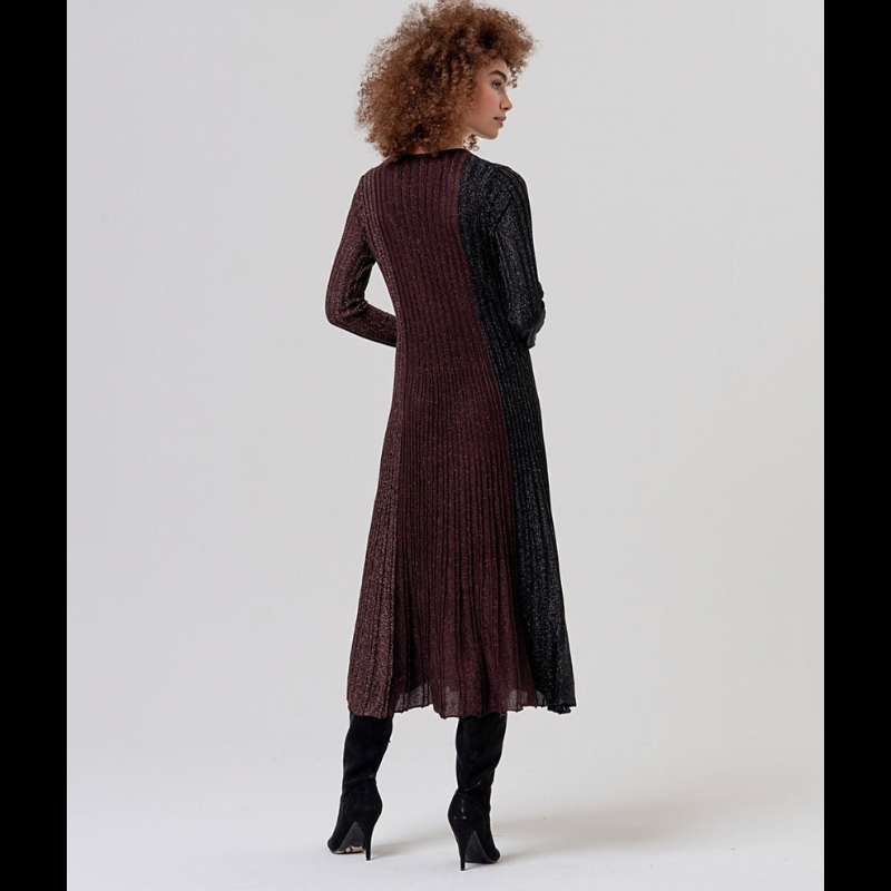 Vestido comprido elegante de decote em V e mangas longas, apresentando plissados em blocos verticais coloridos. O painel central em bordô contrasta com laterais em preto e bordô escuro com detalhes em Lurex brilhante.