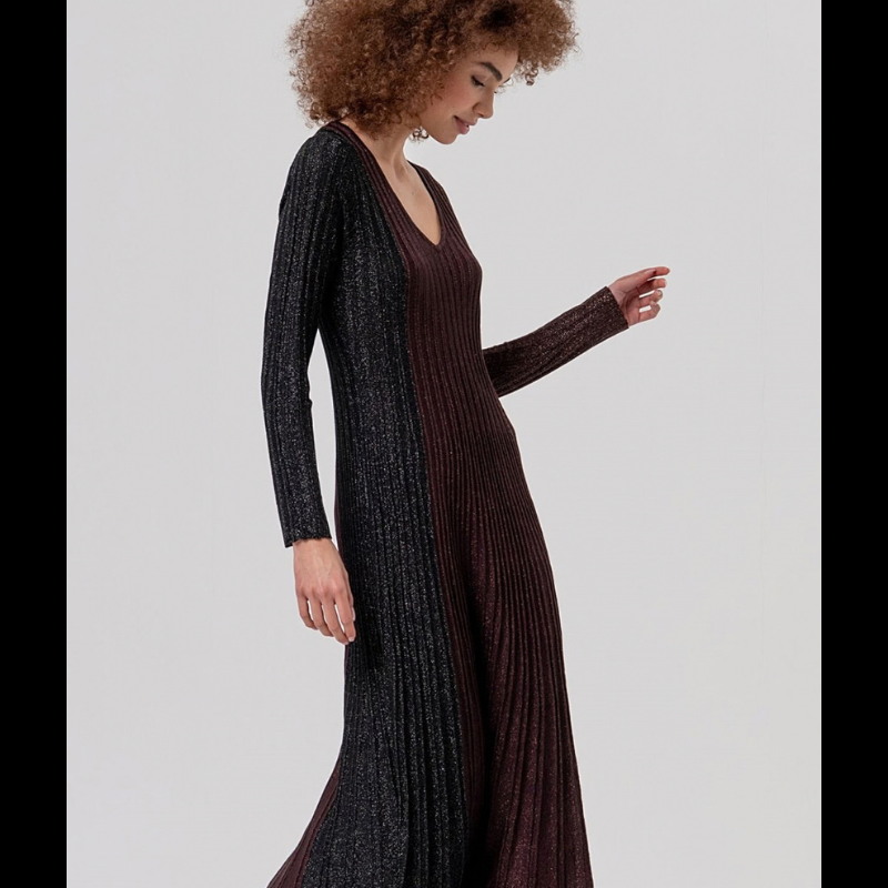 Vestido comprido elegante de decote em V e mangas longas, apresentando plissados em blocos verticais coloridos. O painel central em bordô contrasta com laterais em preto e bordô escuro com detalhes em Lurex brilhante.