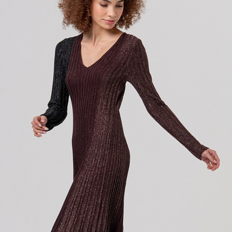 Vestido comprido elegante de decote em V e mangas longas, apresentando plissados em blocos verticais coloridos. O painel central em bordô contrasta com laterais em preto e bordô escuro com detalhes em Lurex brilhante.